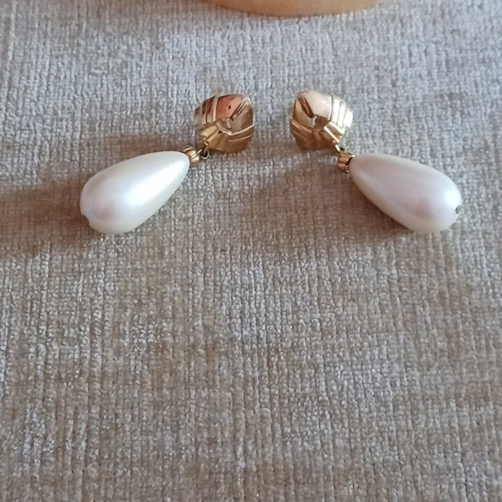 Antique Gold Tone Faux Pearl Tear Drop Dangle Pierced Earrings